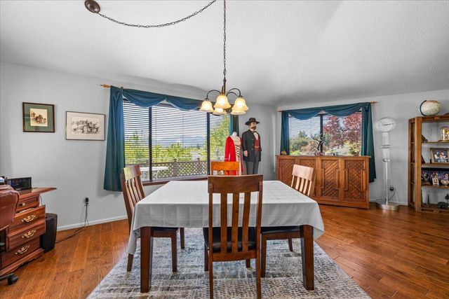2340 Hillside Drive, Central Point, OR 97502
