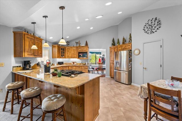2340 Hillside Drive, Central Point, OR 97502
