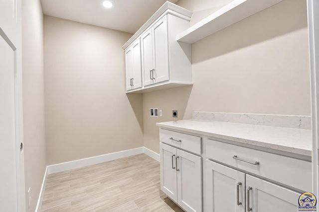 6215 SW 46th CT, Topeka, KS 66614