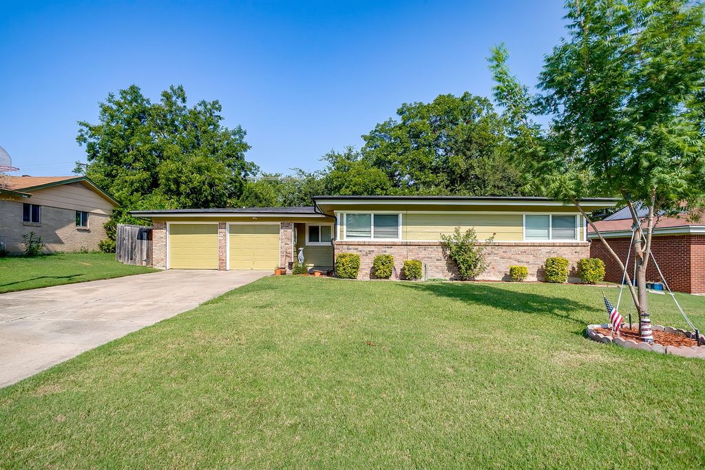 204 Mildred Lane, Benbrook, TX 76126