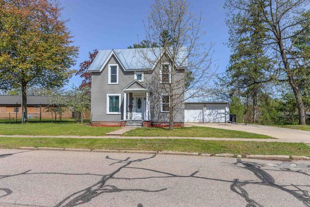 611 SHEARER STREET, Waupaca, WI 54981
