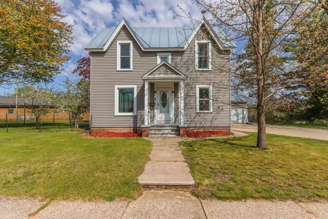 611 SHEARER STREET, Waupaca, WI 54981