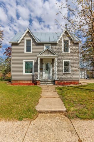 611 SHEARER STREET, Waupaca, WI 54981