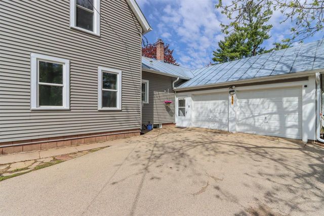 611 SHEARER STREET, Waupaca, WI 54981