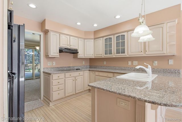 24122 Bingham Pointe Drive 24, Bingham Farms Village, MI 48025
