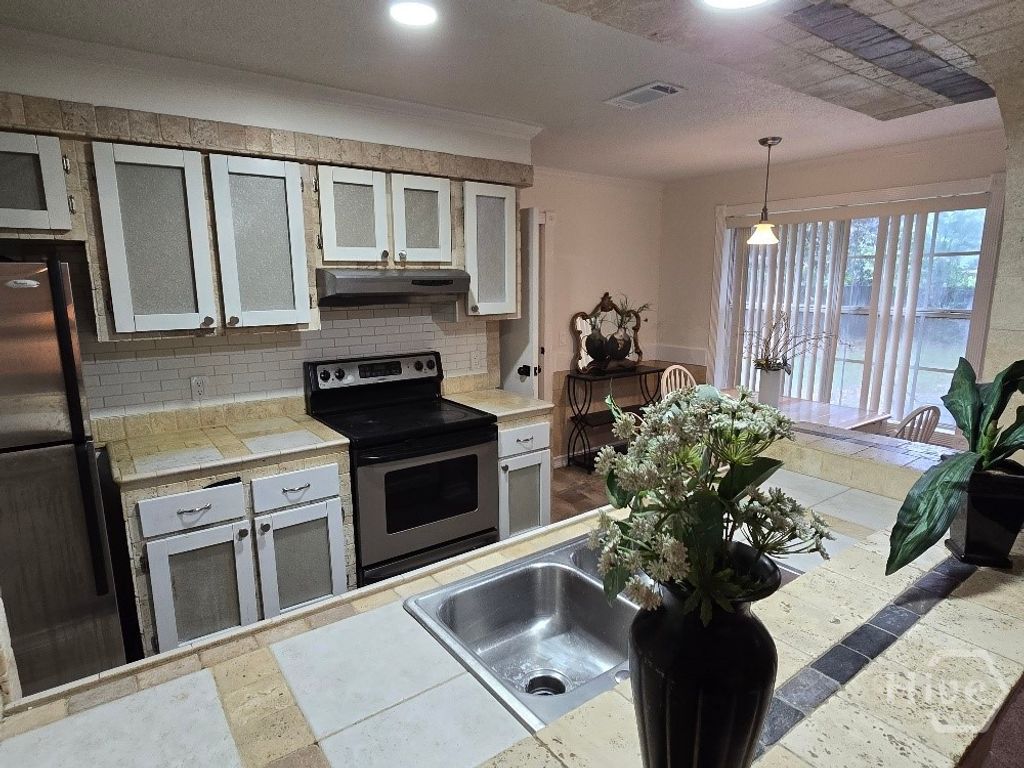 Image 4 of property listing at 113 Wyckfield Road, Savannah, GA 31410