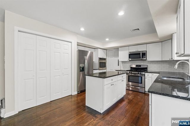 215 Oak Avenue, Wyckoff, NJ 07481
