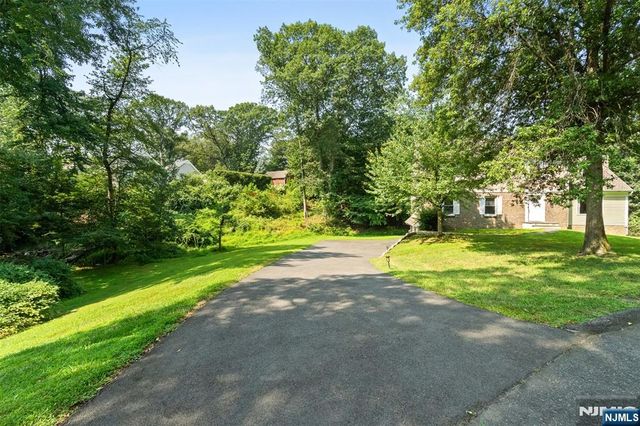 215 Oak Avenue, Wyckoff, NJ 07481