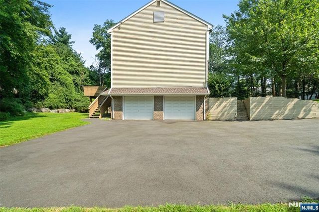 215 Oak Avenue, Wyckoff, NJ 07481