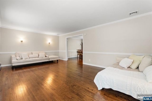 215 Oak Avenue, Wyckoff, NJ 07481
