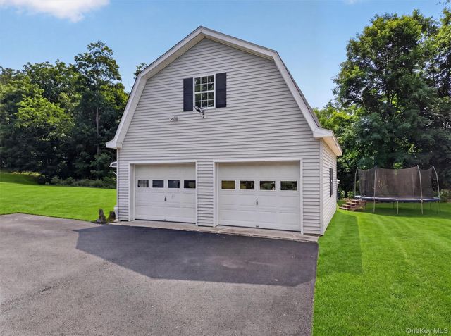 18 Helms Hill Road, Washingtonville, NY 10992