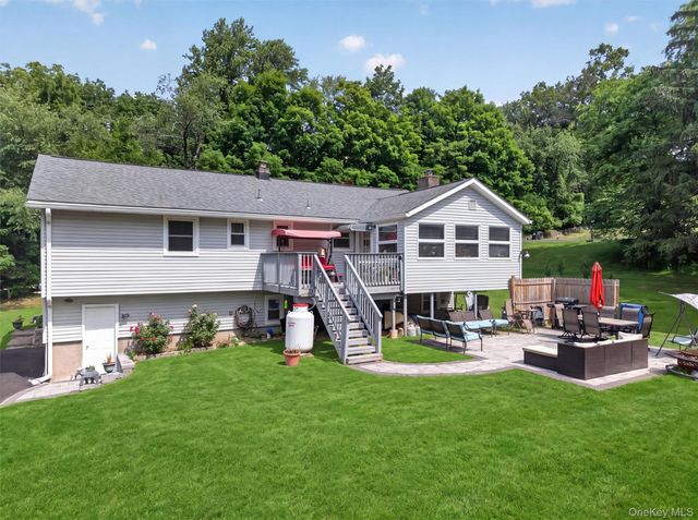 18 Helms Hill Road, Washingtonville, NY 10992