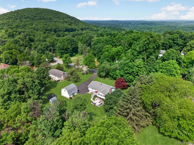 18 Helms Hill Road, Washingtonville, NY 10992