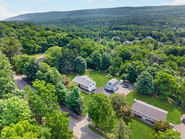 18 Helms Hill Road, Washingtonville, NY 10992