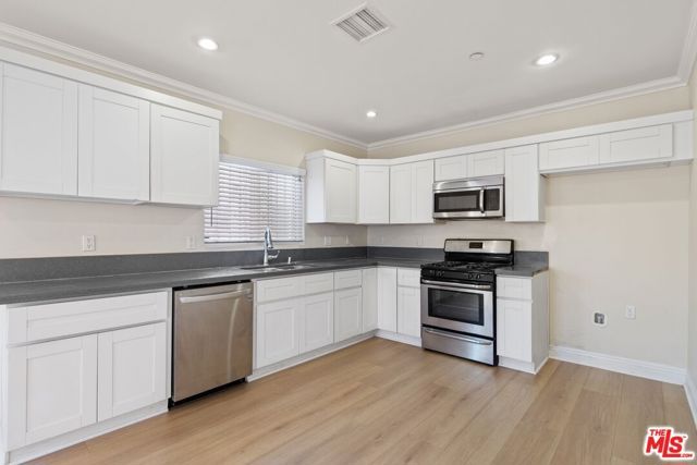 1147 S Kenmore Avenue, Los Angeles, CA 90006