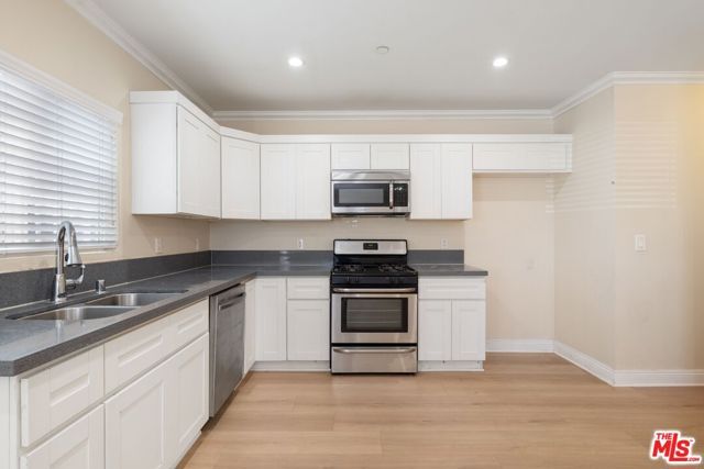 1147 S Kenmore Avenue, Los Angeles, CA 90006