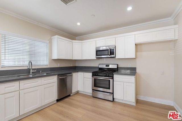 1147 S Kenmore Avenue, Los Angeles, CA 90006