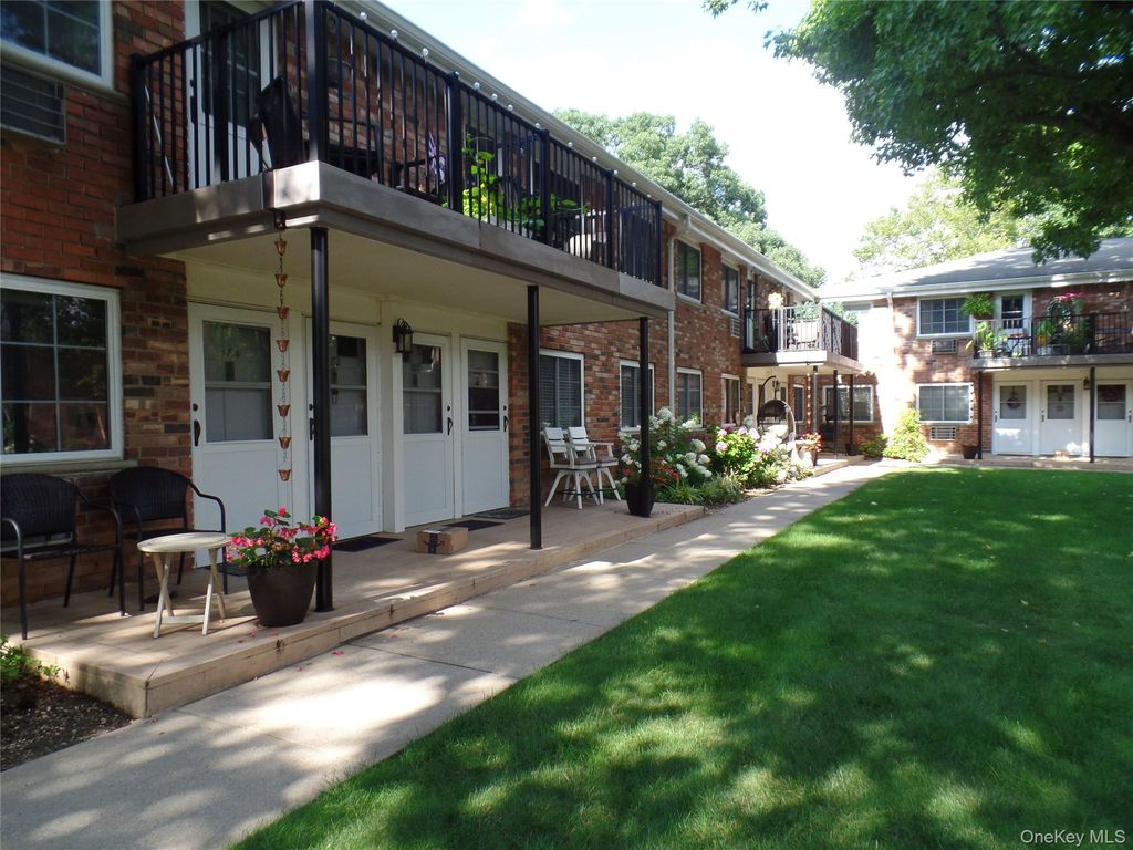 178 Jervis Avenue 178, Farmingdale, NY 11735 — exterior