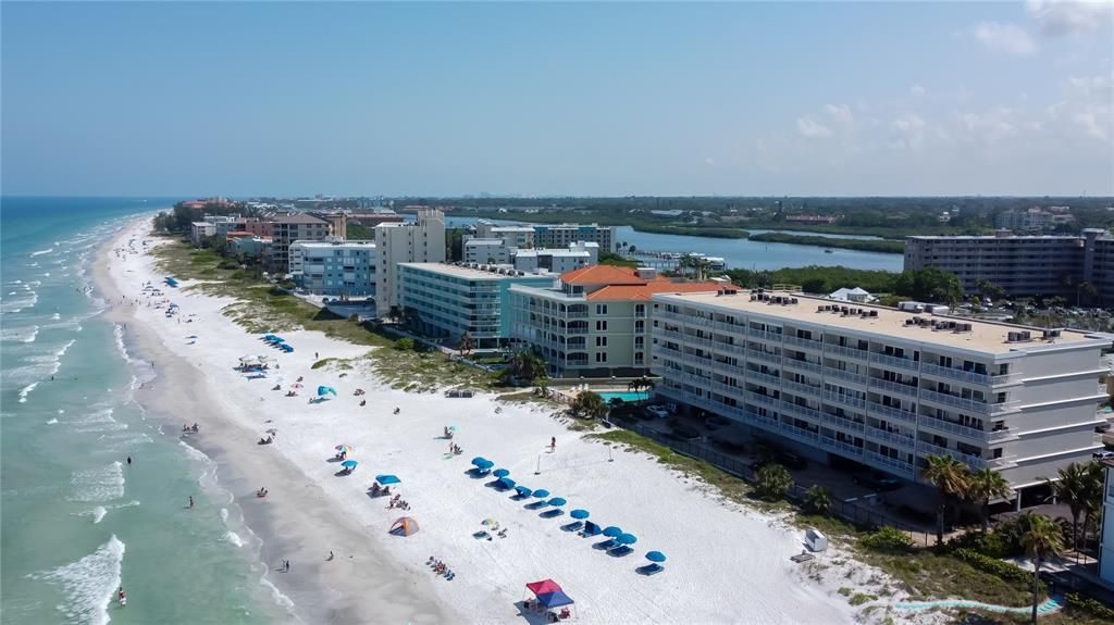 Image 34 of property listing at 19418 GULF BOULEVARD 407, Indian Shores, FL 33785