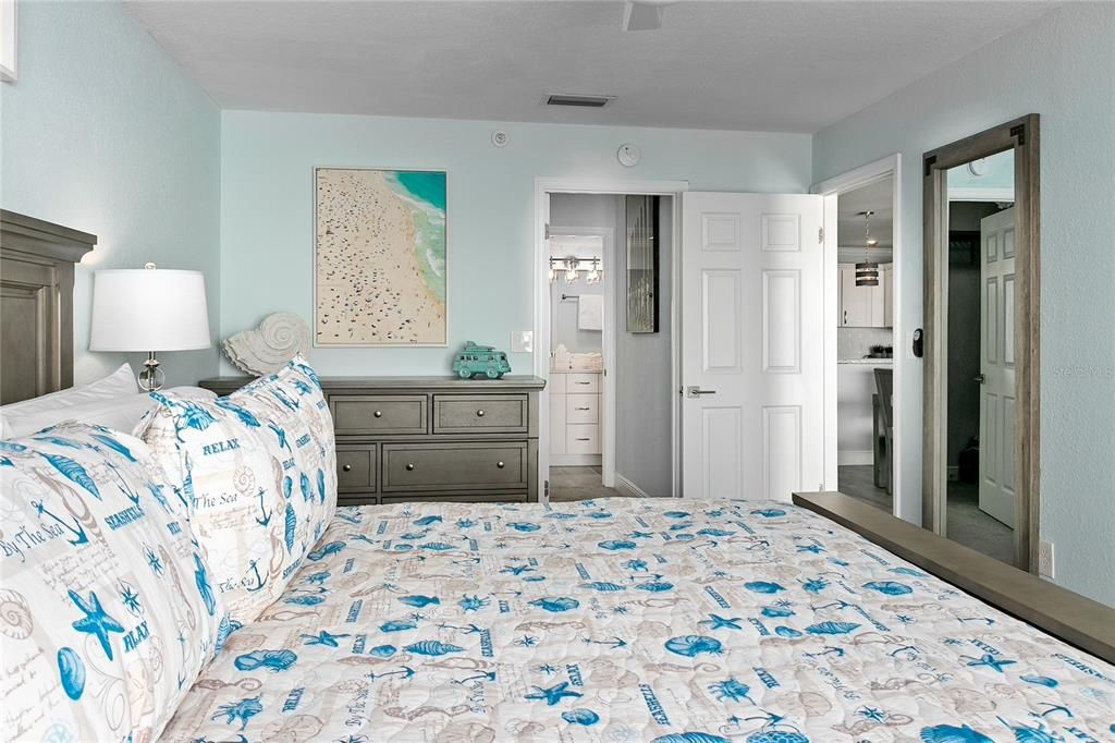 Image 8 of property listing at 19418 GULF BOULEVARD 407, Indian Shores, FL 33785