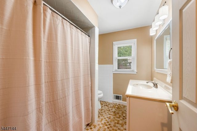 211 Park Ave, Emerson Boro, NJ 07630