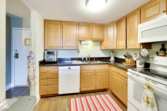 2015 S FINLEY Road 310, Lombard, IL 60148