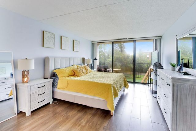 2015 S FINLEY Road 310, Lombard, IL 60148