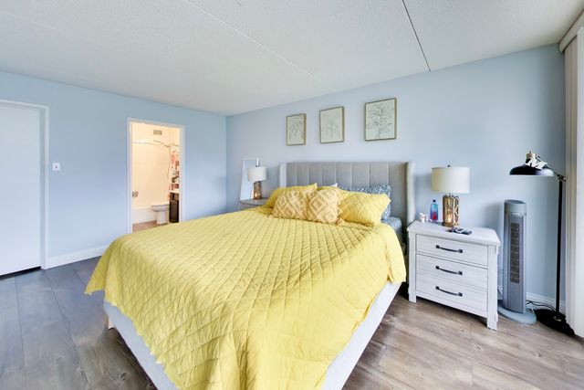 2015 S FINLEY Road 310, Lombard, IL 60148