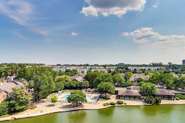 2015 S FINLEY Road 310, Lombard, IL 60148