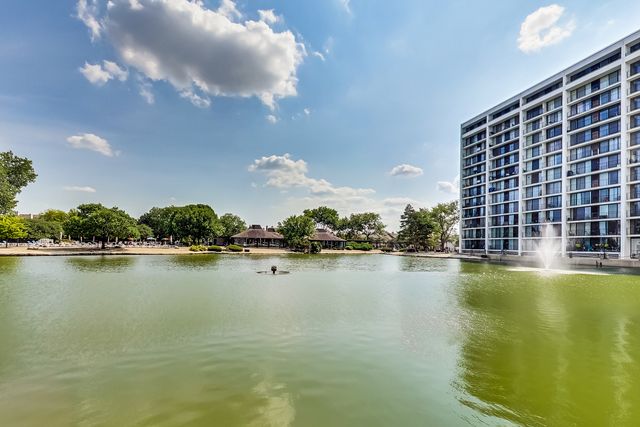 2015 S FINLEY Road 310, Lombard, IL 60148