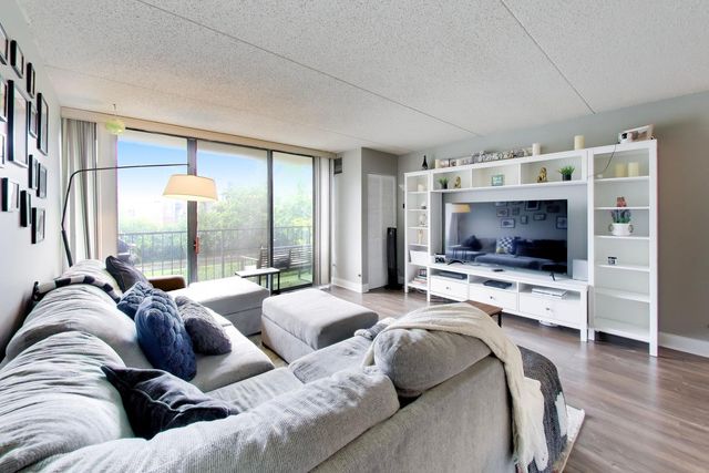 2015 S FINLEY Road 310, Lombard, IL 60148