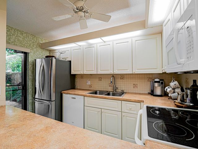 1166 6th Avenue 14c, Vero Beach, FL 32960