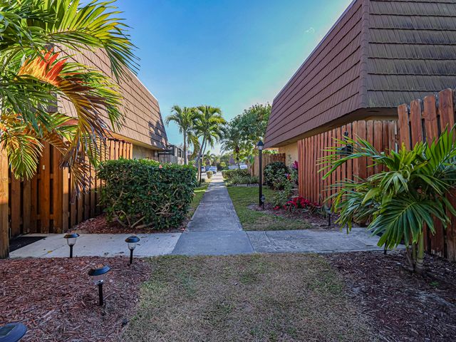 1166 6th Avenue 14c, Vero Beach, FL 32960