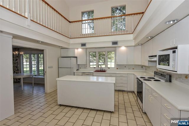 3 Split Rock Road, Upper Saddle River, NJ 07458