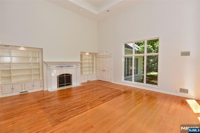 3 Split Rock Road, Upper Saddle River, NJ 07458