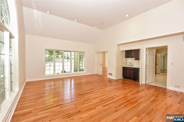 3 Split Rock Road, Upper Saddle River, NJ 07458