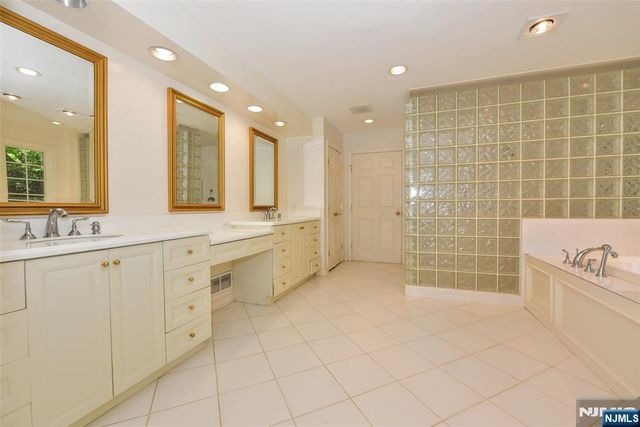 3 Split Rock Road, Upper Saddle River, NJ 07458