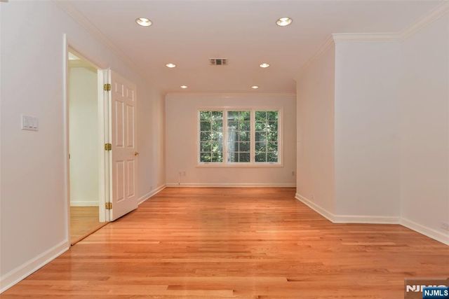 3 Split Rock Road, Upper Saddle River, NJ 07458