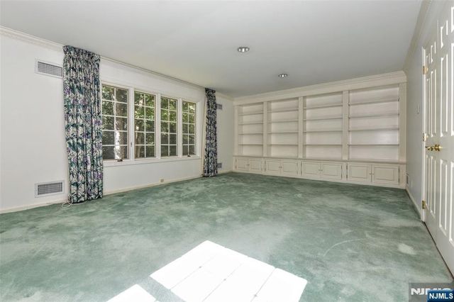 3 Split Rock Road, Upper Saddle River, NJ 07458