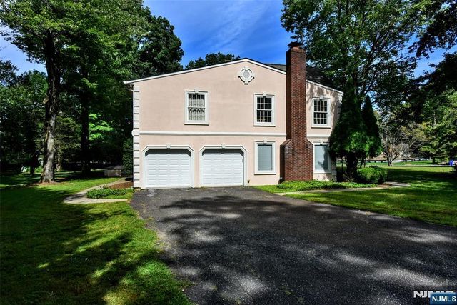 3 Split Rock Road, Upper Saddle River, NJ 07458