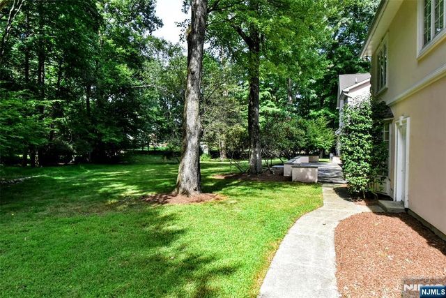 3 Split Rock Road, Upper Saddle River, NJ 07458