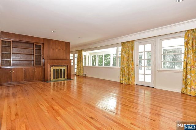 3 Split Rock Road, Upper Saddle River, NJ 07458