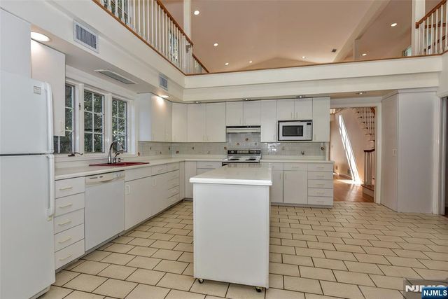3 Split Rock Road, Upper Saddle River, NJ 07458