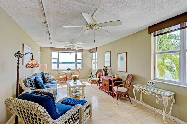 1820 New Palm Way 201, Boynton Beach, FL 33435