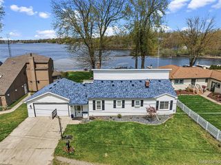 3142 Ponemah Drive, Fenton, MI 48430