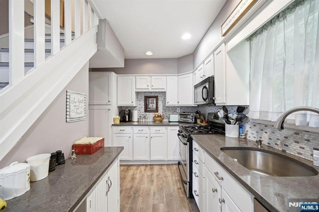8 Ivan Road, West Milford, NJ 07480
