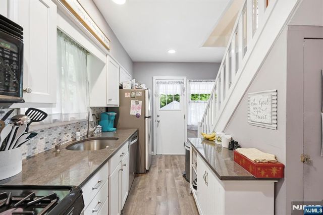 8 Ivan Road, West Milford, NJ 07480