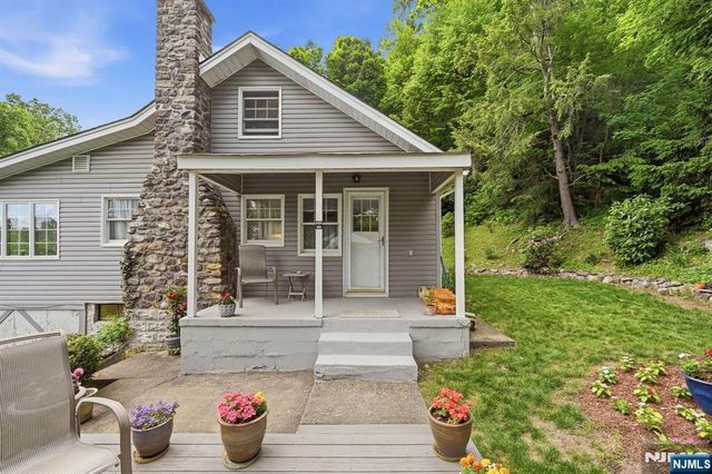 8 Ivan Road, West Milford, NJ 07480