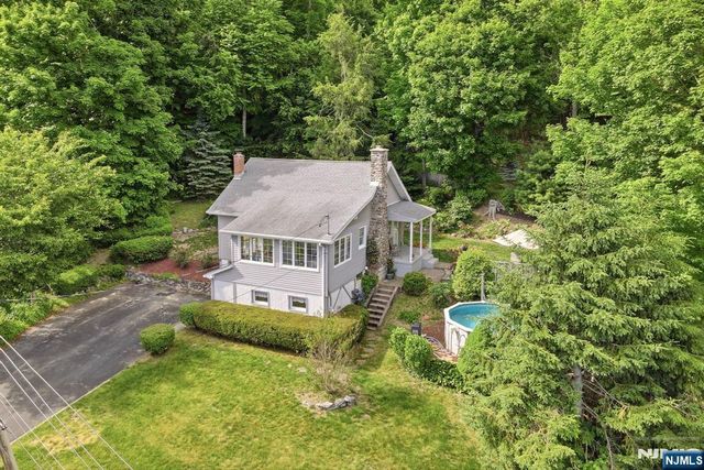 8 Ivan Road, West Milford, NJ 07480