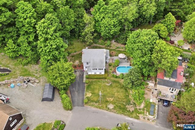 8 Ivan Road, West Milford, NJ 07480